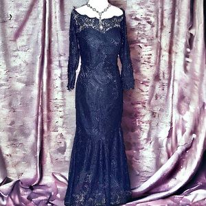 Stunning Black Lace Three Quarter Length Sleeve Evening Gown